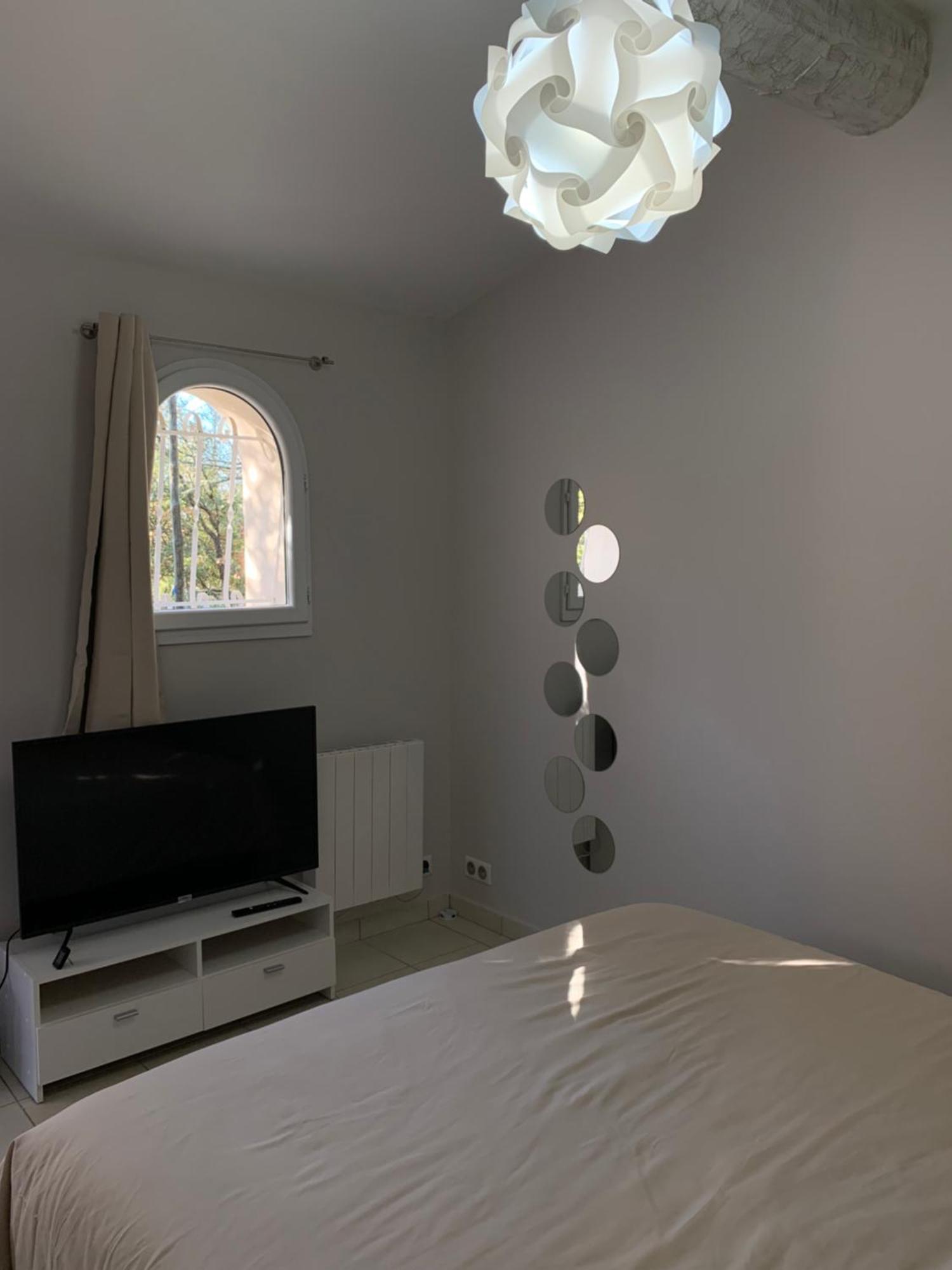 Votre Cocon En Pierre Et Son Spa En Option Gite Le Repos Des Chenes Régusse Esterno foto